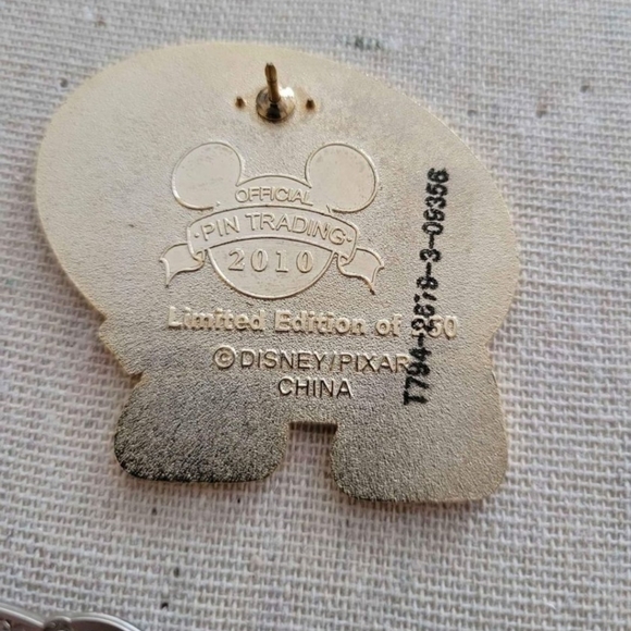 Disney Explorer Series Wall-E Examining Plant Pin LE250, Official rare - Picture 2 of 5